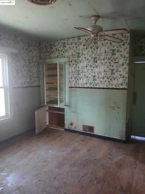 4075 Mera St, Oakland CA: https://media.crmls.org/mediaz/c6acc347-03ea-4380-b417-ee3412691c3e.jpg