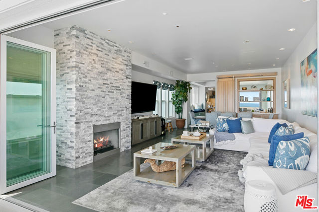1341 Palisades Beach Road, Santa Monica CA: https://media.crmls.org/mediaz/c6acde5e-62ba-43f1-824f-decafa917fa9.jpg