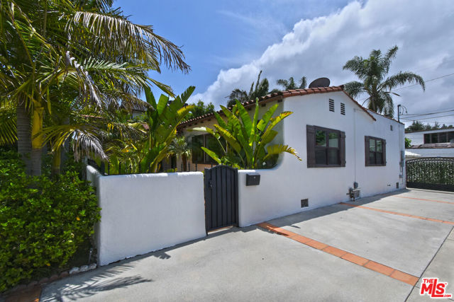 10344 Woodbridge Street, Toluca Lake CA: https://media.crmls.org/mediaz/c6add90e-4ef1-4ad9-805a-e6172fd5a1b2.jpg