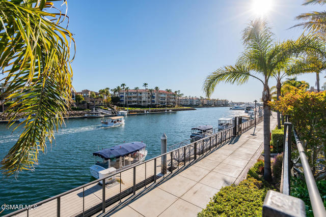 4014 Caribbean Street, Oxnard CA: https://media.crmls.org/mediaz/c6ae5953-8e9e-488f-928e-77f3e3736933.jpg