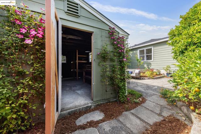 1621 Everett St, El Cerrito CA: https://media.crmls.org/mediaz/c6ae8b79-8970-410f-96df-7976e0992af1.jpg
