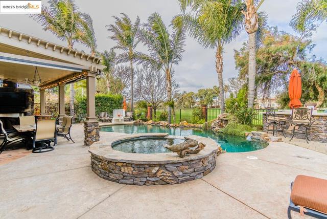 2438 Pinehurst Ct, Discovery Bay CA: https://media.crmls.org/mediaz/c6aed4b5-7608-4588-95e4-0a79bc7975c6.jpg