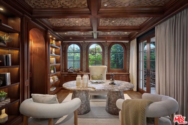 6882 Arizona Avenue, Los Angeles CA: https://media.crmls.org/mediaz/c6af7172-acfd-4fe6-bc3f-8ebfee261944.jpg