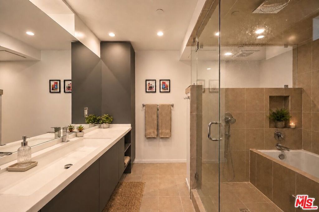 https://media.crmls.org/mediaz/c6af71e0-9bdf-4650-b359-1a5be03e2703.jpg?preset=X-Large