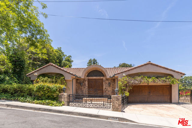 15401 Brownwood Place, Los Angeles CA: https://media.crmls.org/mediaz/c6af8176-f897-4c20-bdcc-e54573a9b9f3.jpg