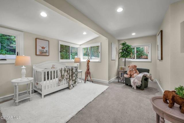 4456 Hayvenhurst Avenue, Encino CA: https://media.crmls.org/mediaz/c6b007bf-1822-4372-afba-f9f62656cf5e.jpg