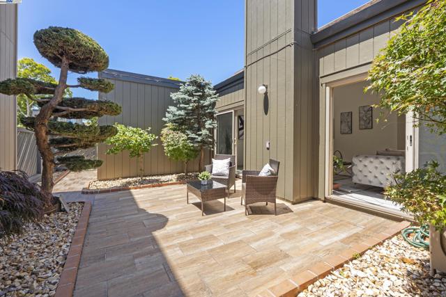 3527 Magnolia Dr, Alameda CA: https://media.crmls.org/mediaz/c6b1c3fb-b7d8-45e7-ad68-6a799ce7af17.jpg