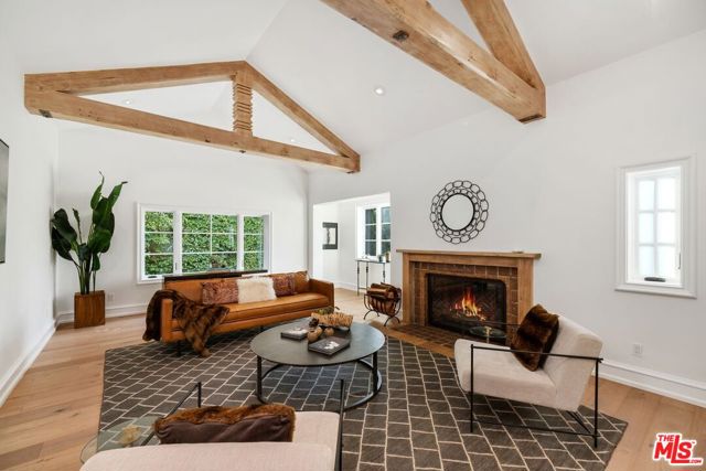 514 N Walden Drive, Beverly Hills CA: https://media.crmls.org/mediaz/c6b2240a-629c-4293-87d8-791ffe895b55.jpg