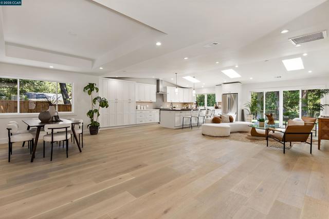 706 St Marys Rd, Lafayette CA: https://media.crmls.org/mediaz/c6b229d3-654b-4556-9e64-ef9c7b3c79f6.jpg
