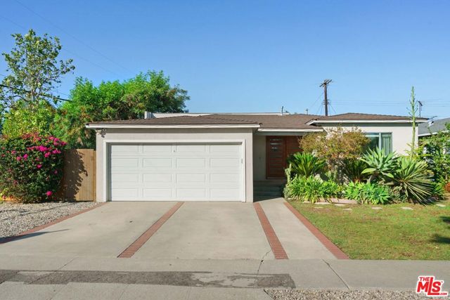 2700 Coolidge Avenue, Los Angeles CA: https://media.crmls.org/mediaz/c6b266ca-15b5-49f2-9484-eeebb3054e6b.jpg