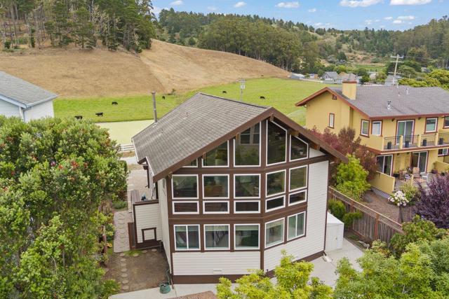 350 6th Avenue, Half Moon Bay CA: https://media.crmls.org/mediaz/c6b456a5-bb74-4341-8b57-c6f90c7e19e3.jpg