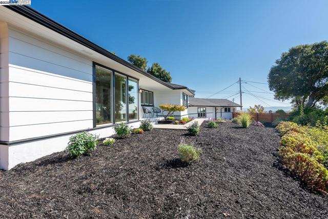 2818 Steinmetz Way, Oakland CA: https://media.crmls.org/mediaz/c6b46e9d-4bee-49ff-896d-3a33752bb9f3.jpg