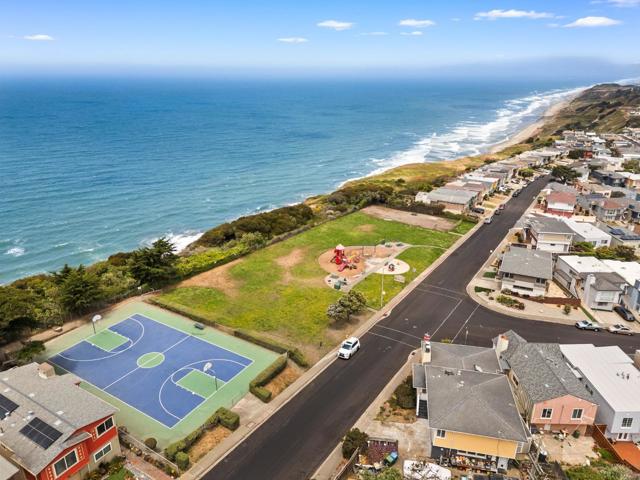 32 Crestview Avenue, Daly City CA: https://media.crmls.org/mediaz/c6b668ff-c1ff-4565-9546-37e3342267a4.jpg