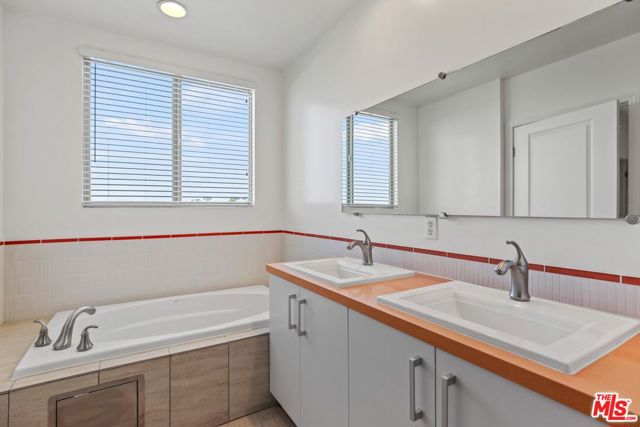 1331 Amherst Avenue, Los Angeles CA: https://media.crmls.org/mediaz/c6b6abf6-3bcd-41ca-933f-d696c3bac700.jpg