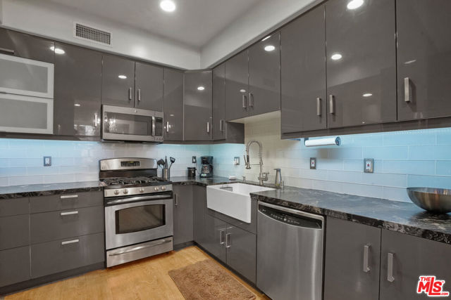 16123 W Sunset Boulevard, Pacific Palisades CA: https://media.crmls.org/mediaz/c6b6bb9a-6100-45ea-b274-4ef9a391296e.jpg
