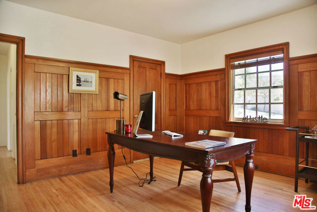 2963 Queensbury Drive, Los Angeles CA: https://media.crmls.org/mediaz/c6b73715-b365-40b5-8332-16f6b00e11a3.jpg