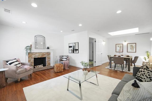 17303 Via Andeta, San Lorenzo CA: https://media.crmls.org/mediaz/c6b7f919-ecdb-4884-bca6-4d1e6c5bf120.jpg