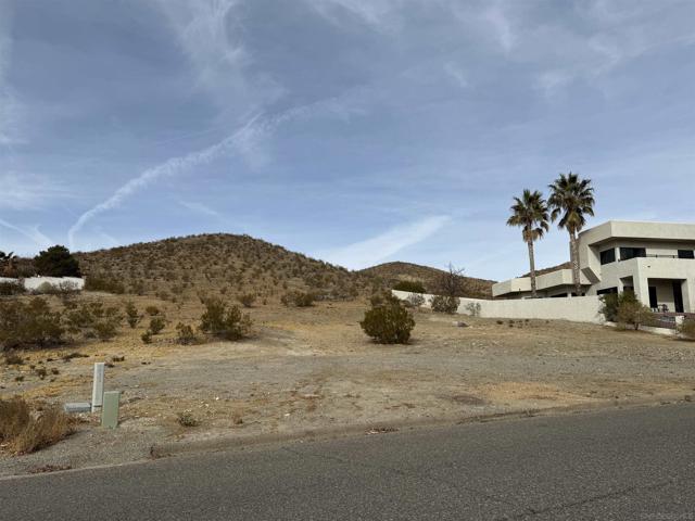 123 Menaha Rd, Apple Valley CA: https://media.crmls.org/mediaz/c6b95bf4-6a13-4e63-ba0a-532e07b75eb1.jpg