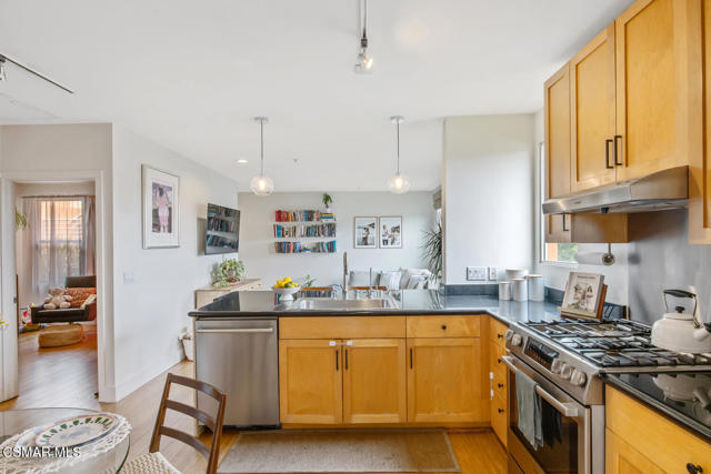 285 N Ventura Avenue, Ventura CA: https://media.crmls.org/mediaz/c6b97277-70fb-453c-bf86-1f5473275f90.jpg