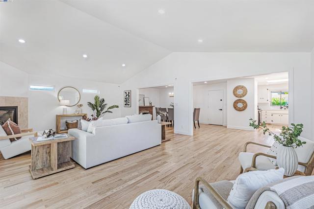 37972 Ballard Dr, Fremont CA: https://media.crmls.org/mediaz/c6bc7bea-1e10-4f51-b5f8-b9f00ff857d1.jpg