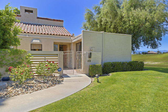 101 Mission Hills Drive, Rancho Mirage CA: https://media.crmls.org/mediaz/c6be8b10-f4ba-4004-aaac-3e97f8c61c1b.jpg