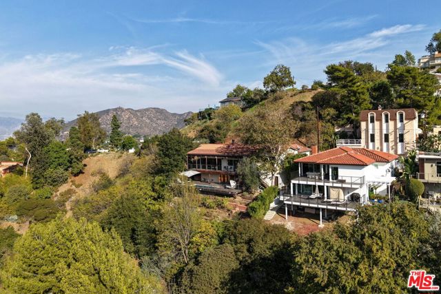 2835 Oak Point Drive, Los Angeles CA: https://media.crmls.org/mediaz/c6c12474-7af8-47c2-9b76-0ad1cbc71036.jpg