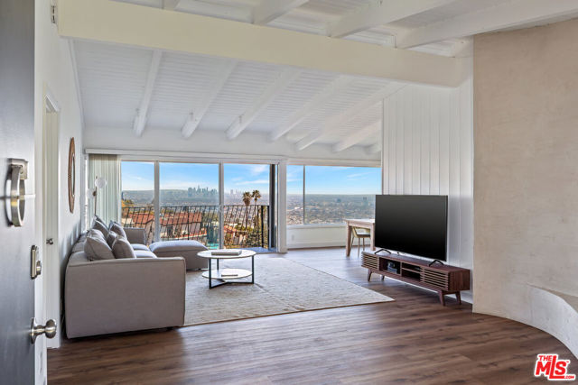 9432 Sierra Mar Place, Los Angeles CA: https://media.crmls.org/mediaz/c6c1e080-f541-4625-9c05-239571b42240.jpg