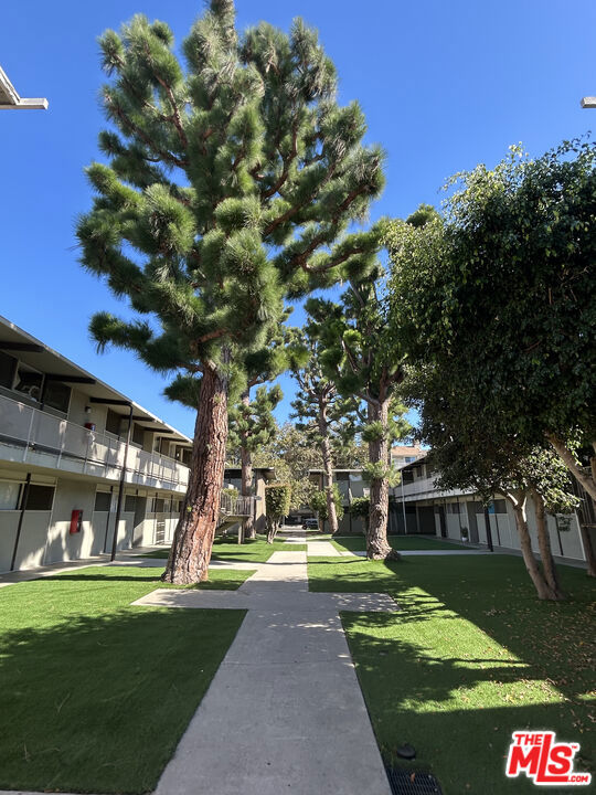 11133 Rose Avenue, Los Angeles CA: https://media.crmls.org/mediaz/c6c28f7d-e411-44c7-8c99-264ce8aed1d7.jpg