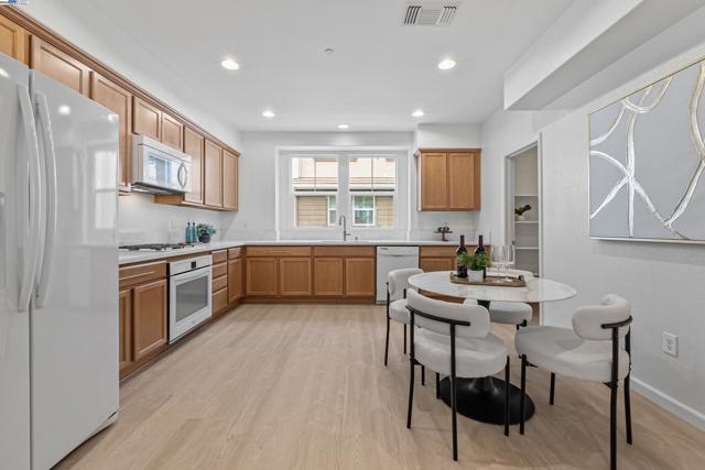 6677 S Mariposa Ln, Dublin CA: https://media.crmls.org/mediaz/c6c2f44d-7239-491d-b8f2-c437c5a9dab2.jpg