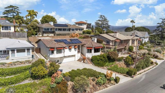 4331 Summit Drive, La Mesa CA: https://media.crmls.org/mediaz/c6c31321-688f-4dc8-9f05-208f46a6b417.jpg