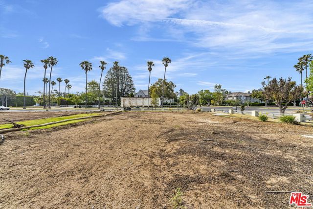 14827 Pampas Ricas Boulevard, Pacific Palisades CA: https://media.crmls.org/mediaz/c6c33fbd-5544-415e-b616-89a3e26b0445.jpg