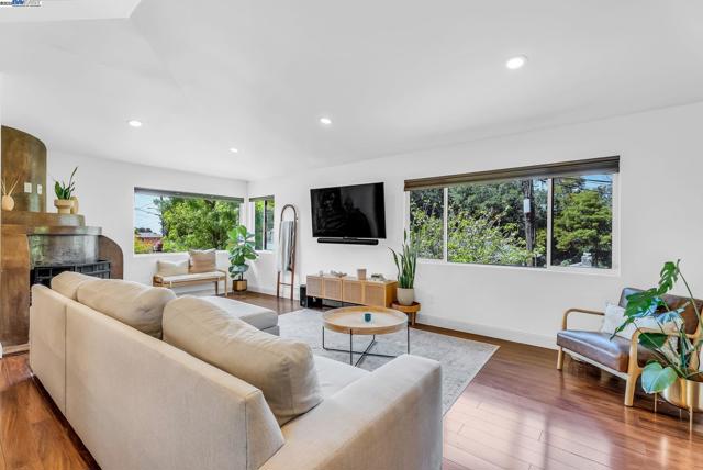 6400 Mokelumne Ave, Oakland CA: https://media.crmls.org/mediaz/c6c3f2d7-5e3a-42bc-bab1-56268d89c254.jpg