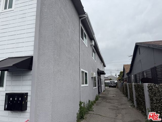 2530 Carmona Avenue, Los Angeles CA: https://media.crmls.org/mediaz/c6c41582-7143-4b1b-a894-b6b32acef718.jpg