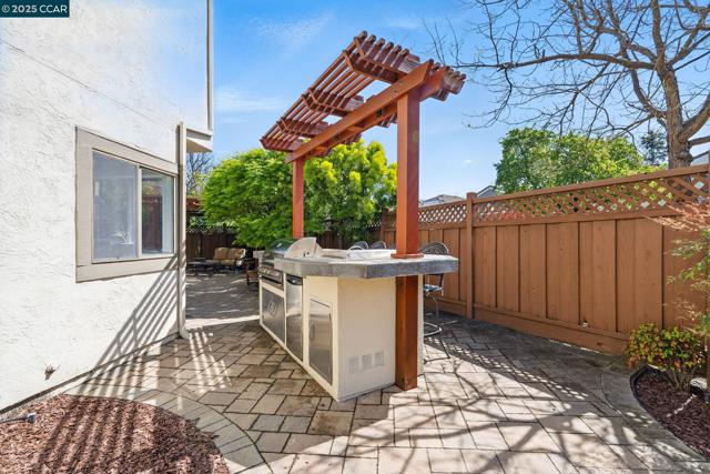 30300 Meridien Cir, Union City CA: https://media.crmls.org/mediaz/c6c44908-16af-4e19-b5a0-8f852989e3ae.jpg