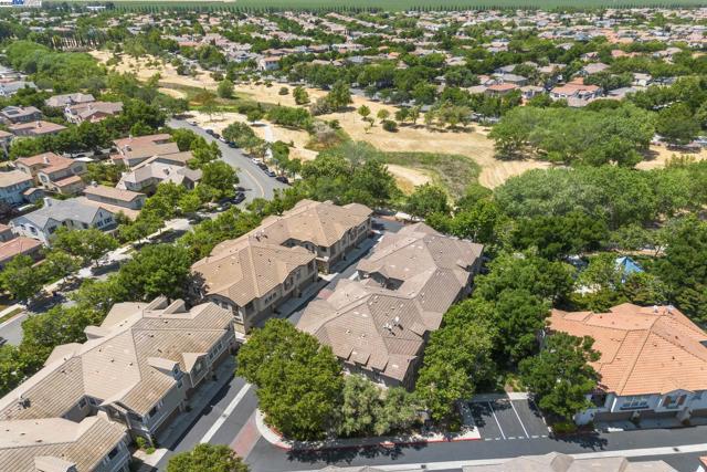 161 W Luna Loca Ln, Mountain House CA: https://media.crmls.org/mediaz/c6c55157-cb99-4f3d-82ed-f5a1f0cfa125.jpg