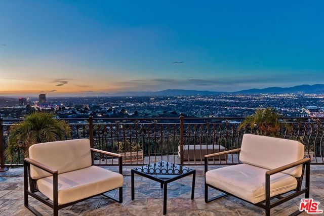 3595 Wonder View Drive, Los Angeles CA: https://media.crmls.org/mediaz/c6c5845e-da51-4642-9e67-d211ee7ed831.jpg