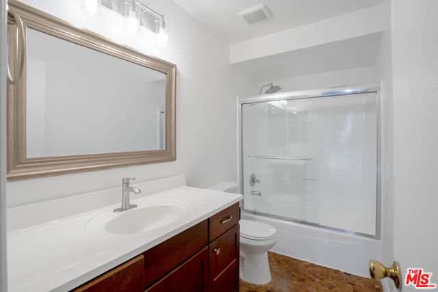 525 S Ardmore Avenue, Los Angeles CA: https://media.crmls.org/mediaz/c6c76883-ac28-410c-9662-10235eabef9b.jpg