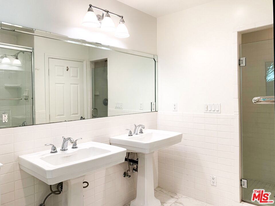 https://media.crmls.org/mediaz/c6c783b5-643a-4541-a18f-9f4b3c6e7f86.jpg?preset=X-Large