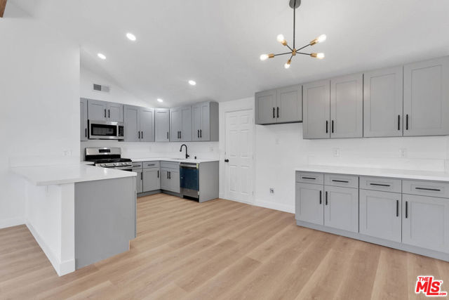 8055 Bangor Avenue, Hesperia CA: https://media.crmls.org/mediaz/c6c88f68-40c4-473e-a6a0-50dfb7466519.jpg