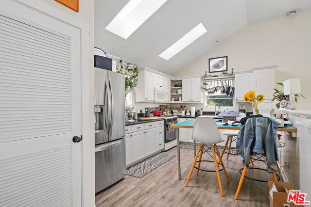4224 Madison Avenue, Culver City CA: https://media.crmls.org/mediaz/c6c93ad7-c0fb-41c9-aefb-0faead7a1e4b.jpg