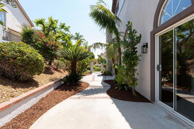 1337 Oak View Way, Escondido CA: https://media.crmls.org/mediaz/c6c94720-a0fa-48aa-baf5-913e68af2784.jpg