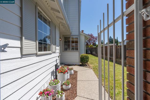 353 Winterwind Cir, San Ramon CA: https://media.crmls.org/mediaz/c6ca0e79-5667-48d2-b3d1-c0f458dfad03.jpg