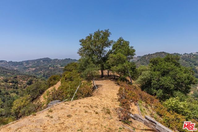 2859 Coldwater Canyon Drive, Beverly Hills CA: https://media.crmls.org/mediaz/c6ca1e36-1ee7-442d-b2e8-a64f8117a8ee.jpg