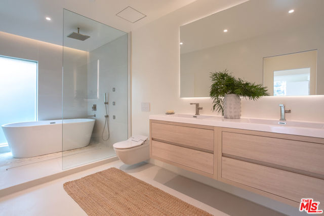 1943 Sunset Plaza Drive, Los Angeles CA: https://media.crmls.org/mediaz/c6ca32b0-ef6e-4b97-965e-0d01c278ad32.jpg