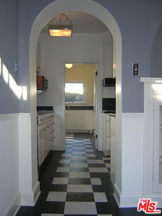 914 S Burnside Avenue, Los Angeles CA: https://media.crmls.org/mediaz/c6cb9f19-7c68-41d0-9fa6-7263d542620e.jpg