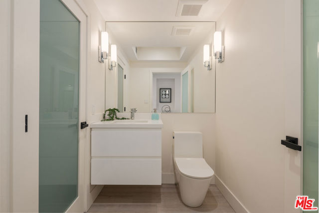 13600 Marina Pointe Drive, Marina del Rey CA: https://media.crmls.org/mediaz/c6cd867b-3b6f-4966-8064-d64e302297eb.jpg