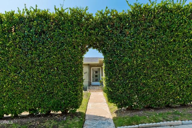 807 N Doheney Drive, Beverly Hills CA: https://media.crmls.org/mediaz/c6ce11db-24fc-4d6b-b8f0-88026ea5dae2.jpg