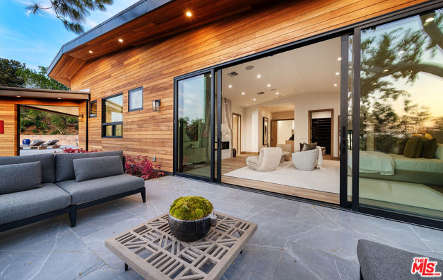 9153 Janice Place, Beverly Hills CA: https://media.crmls.org/mediaz/c6ce6d50-90de-4273-971d-227f2a92adf7.jpg