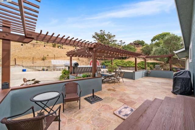 26928 Palomares Rd, Castro Valley CA: https://media.crmls.org/mediaz/c6cf01fa-862d-49d9-a306-71b1b536c02e.jpg