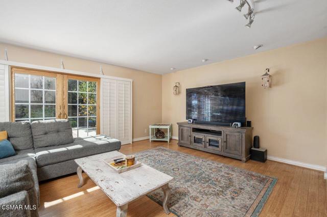 1076 Calle Contento, Thousand Oaks CA: https://media.crmls.org/mediaz/c6d009f2-31fc-4139-ab86-1cb0e58195c3.jpg